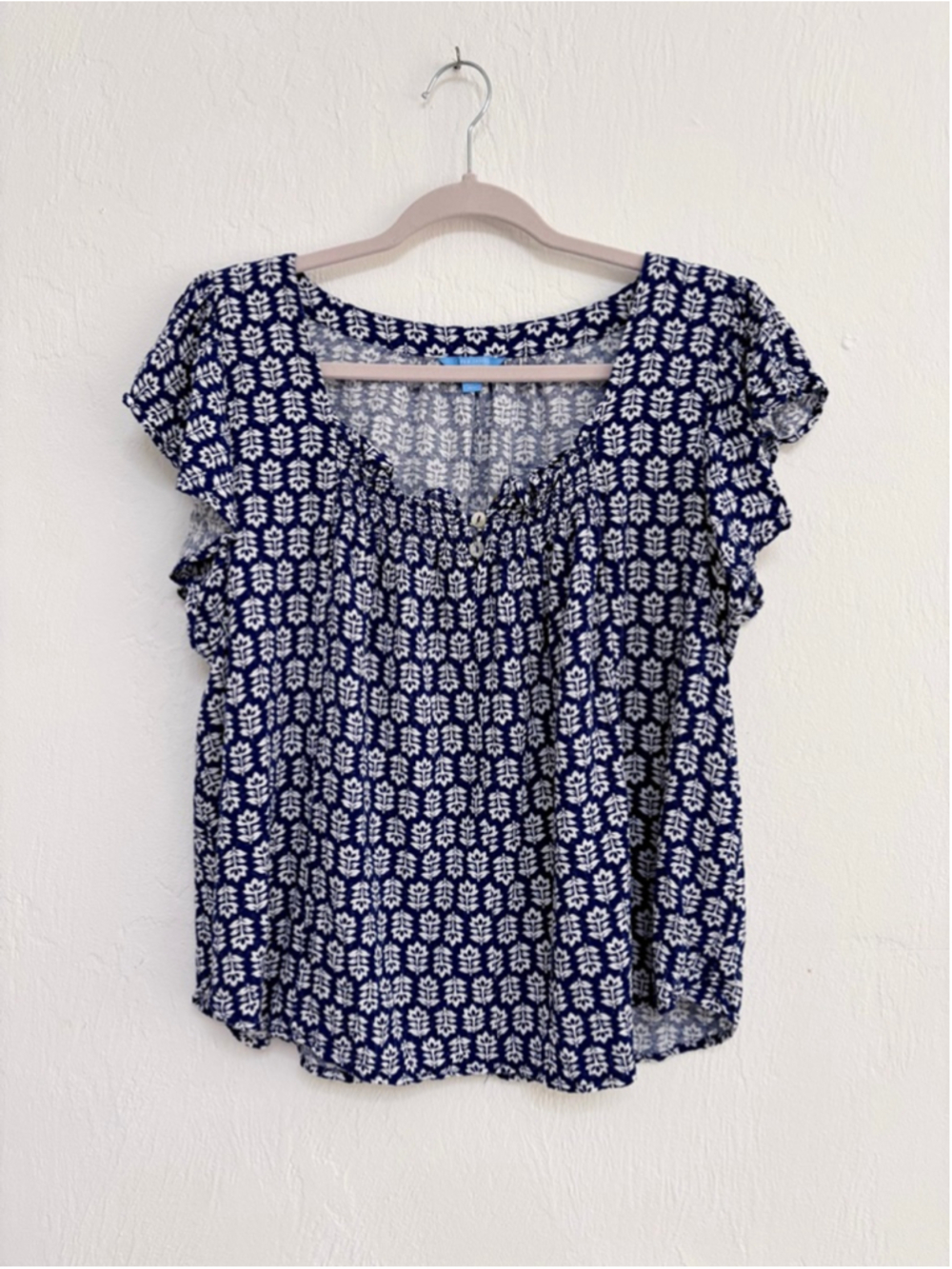 Women's Draper James Blue & White Floral Blouse XL Rayon Flutter Sleeve